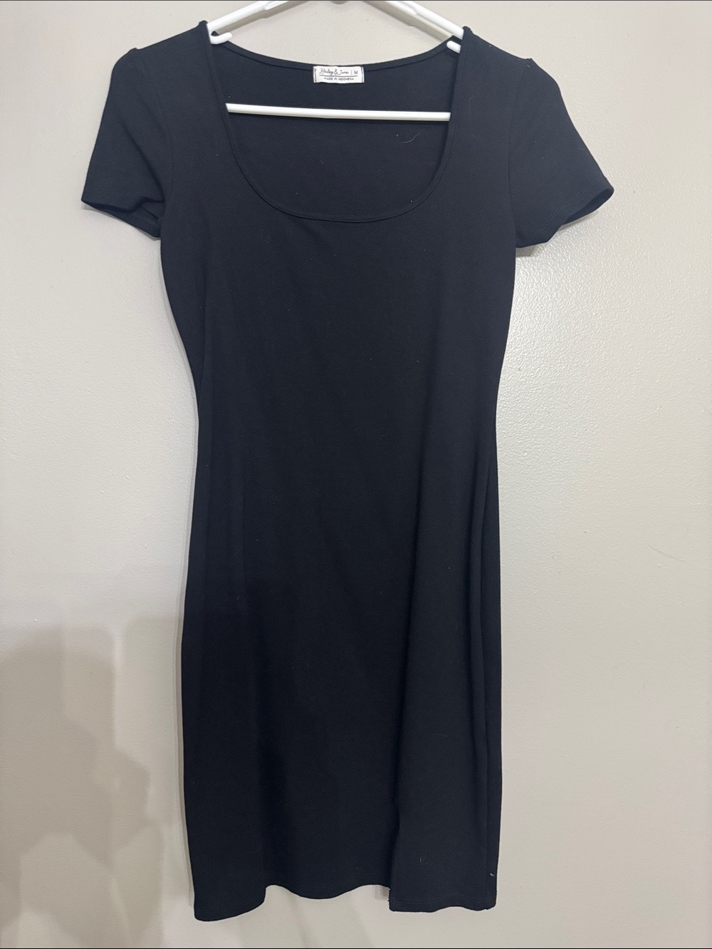 Everyday Scoop Neck Black Midi Dress
